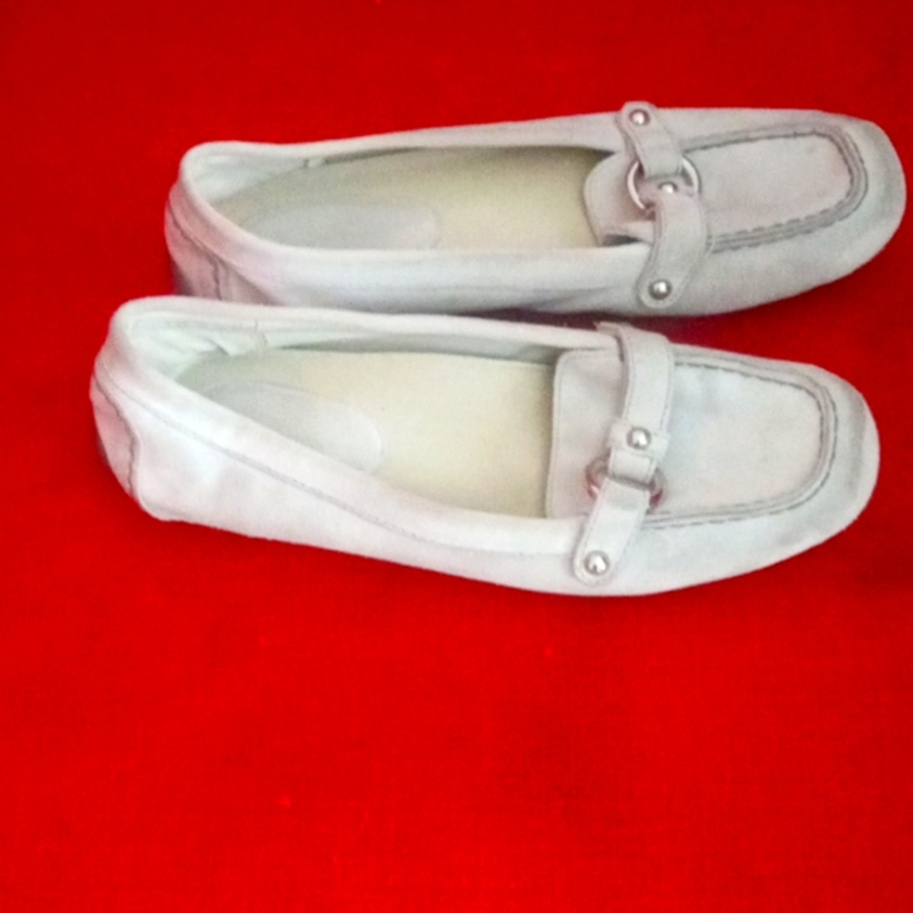 Banana Republic sz 8 suede driving loafers with silver buckle. Stone/Lt Gray